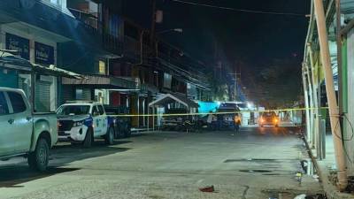 La Policía llegó al hotel y acordonó el área para el levantamiento del cuerpo.