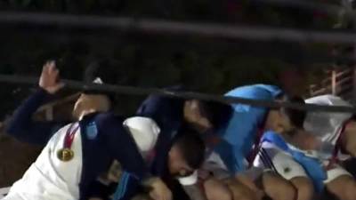 Jugadores de la Selección Argentina sufrieron un insólito incidente durante la caranava a su llegada a Buenos Aires.