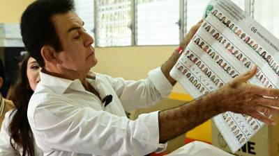 Salvador Nasralla durante ejercía el voto en las pasadas Elecciones Generales del 30 de noviembre.
