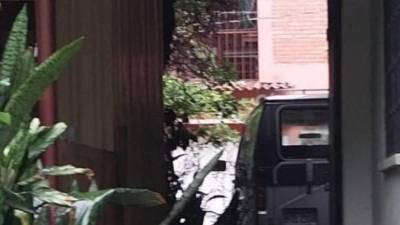 El cuerpo de Richard David Ávila Nieto quedó en el parqueo de esta vivienda.