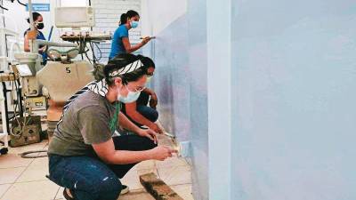 labor. Los estudiantes de odontología se han unido a las autoridades universitarias para preparar las aulas y clínicas de la Unah-vs.