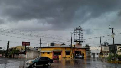 El choque de humedad causó tormentas.