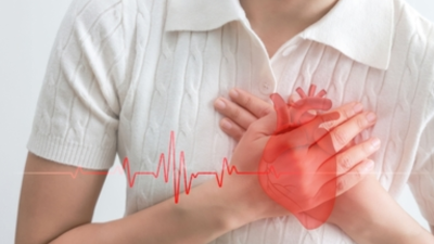 La menopausia eleva el riesgo cardiovascular: colesterol, presión y grasa abdominal aumentan, exigiendo prevención.