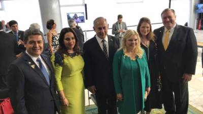 El presidente Juan O. Hernández y su esposa Ana García junto al primer ministro israelí, Benjamín Netanyahu y el secretario de Estado de EUA, Mike Pompeo, y sus respectivas esposas.