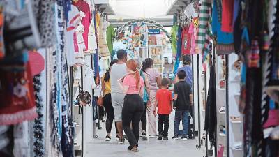 Los negocios de ropa nueva y usada también han aumentado en el barrio.