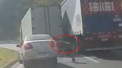 El ciclista salió vivo en medio de las dos rastras que lo acorralaron.