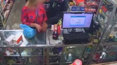 Captura de pantalla del video donde se da el asalto en mercadito en Jardines del Valle, San Pedro Sula.