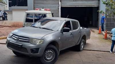 Carro de Medicina Forense traslada los cadáveres.