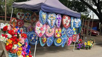 Cementerio La Puerta. Comerciantes instalaron sus cargar para vender arreglos florales especiales para difuntos.