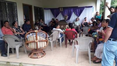 Amigos y familiares le dieron el último adiós a Yenni Ferrera en la casa de sus padres en Los Laureles, Mezapa.