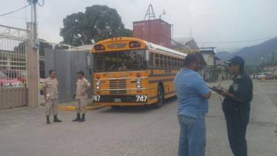 El cuerpo de la víctima quedó en el interior de la unidad.