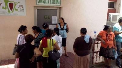 Médicos y enfermeras hacen un llamado a las autoridades a que cesen los despidos y reintegren al personal.