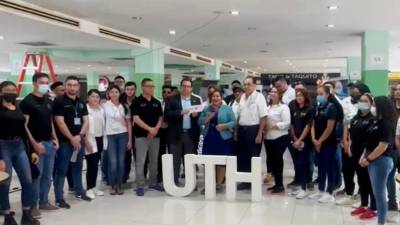 Estudiantes y autoridades de UTH posan con el cheque donativo a Teletón.