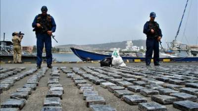 La lancha y la droga fueron puestas a órdenes de las autoridades competentes. Foto archivo EFE.