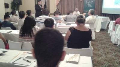 Omar Rivera ante el conversatorio.