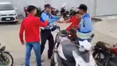 Momento de la golpiza por parte del agente policial de Tránsito.