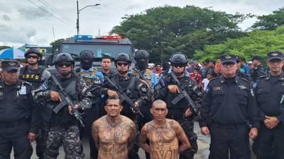 Momentos de la entrega de los dos temidos pandilleros por la Policía Nacional de Honduras.