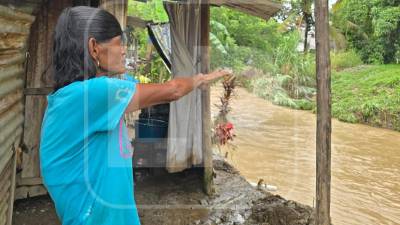 Los vecinos de la comunidad Los Naranjos, Santa Cruz de Yojoa, Cortés, fueron sorprendidos por el desbordamiento del río Helado, que provocó una inundación luego de las fuertes lluvias registradas desde la noche del martes.