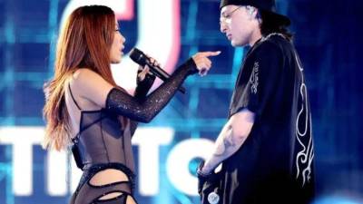 Los cantantes Anitta y Peso Pluma.