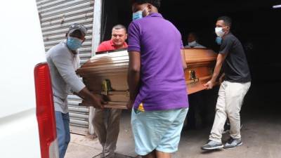 Familiares de la víctima retirando el cuerpo de la morgue en Tegucigalpa.