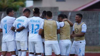 Jugadores de la selección de Honduras celebrando uno de los tres goles ante Guayana Francesa.