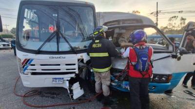 Dos pasajeros salieron con golpes tras el impacto de dos buses en Comayagüela.