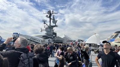 Varias personas se reúnen para observar el eclipse solar este lunes, en el Museo Intrepid, en Nueva York (Estados Unidos). EFE/ Nora Quintanilla