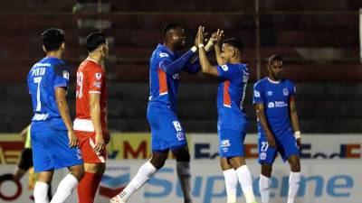 Los jugadores del Olimpia celebrando el gol de Yustin Arboleda contra el Vida.