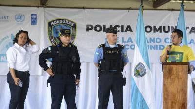 Policías capacitan a los niños del centro educativo Daniel Quezada.