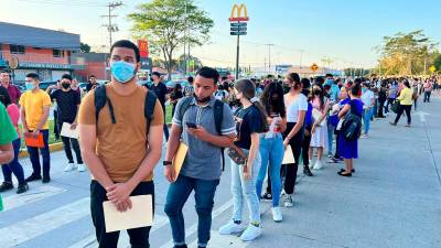 <b><span class=mln_uppercase_mln>asistencia.</span></b> Aspirantes a las afueras de la Unah-vs.<span class=mln_uppercase_mln> </span>