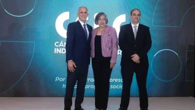 El presidente de Honduras, Nasry Asfura, junto a la presidenta del Cohep, Anabel Gallardo, y el presidente reelecto de la CCIC, Karim Qubain.
