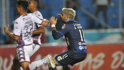 Auzmeni erró una clara oportunidad en el tramo final del juego Motagua vs Saprissa y su lamento fue eviente.