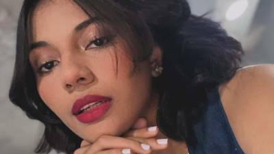 La muerte de Wualys Fuentes Aquino, de 24 años de edad y virreina de Miss Universo Tegucigalpa 2026, continúa bajo investigación luego de ser encontrada sin vida la noche del lunes 20 de julio en su apartamento ubicado en la residencial Altos de El Trapiche, en Tegucigalpa.