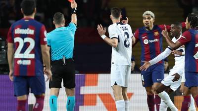 Ronald Araújo le reclana al árbitro rumano, solicitando clemencia por la roja ante PSG.