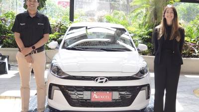 El nuevo Hyundai Grand i10 Sedán, refleja una combinación perfecta de elegancia y tecnología vanguardista: Hugo Flores, Gerente de Mercadeo Excel junto a Francesca García, Jefe de Marca Hyundai.