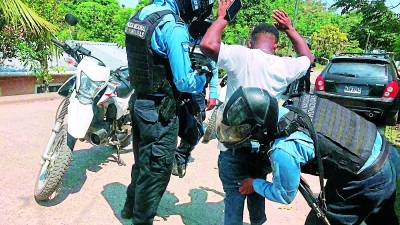 Miembros de la Policía Nacional realizan operativos.