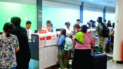 <b>El Villeda Morales está siendo remodelado, por lo que los viajeros deben llegar con al menos tres horas de anticipación para evitar atrasos en sus vuelos, sobre todo porque ya es temporada alta. Fotos Moisés Valenzuela</b>