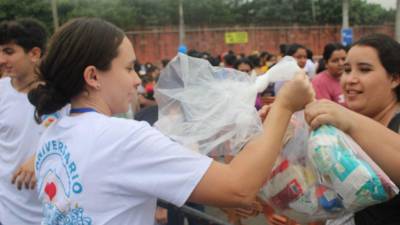 Entrega de víveres por voluntarios de Voces de Esperanza a familias hondureñas.