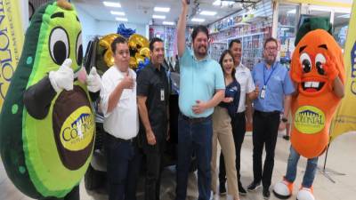 Roberto Baker Morán celebra su victoria con la codiciada llave de su nuevo Nissan Frontier 2025 junto con el equipo de Supermercados Colonial y los queridos Aguacate y Zanahoria.