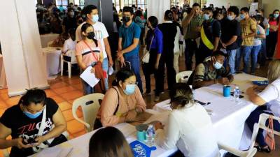 Jóvenes asisten a una feria de empleo en San Pedro Sula.