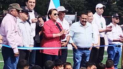 La presidenta de Honduras, Xiomara Castro, durante la inauguración en una cancha de fútbol en el municipio de Orica, Francisco Morazán.