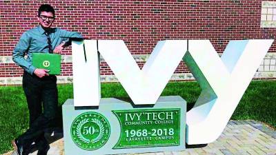 Trabajó como voluntario en una escuela que imparte educación bilingüe a niños de escasos recursos.