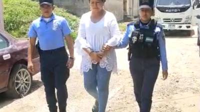 Alma Jacky Ulloa Quintero es resguardada por agentes de la Policía.