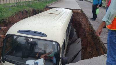Así quedó el bus tras ser engullido por el enorme socavón.