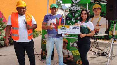 Él es uno de los ganadores de premios en efectivo de la promoción de CENOSA con su marca Bijao.