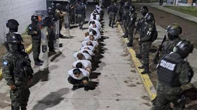 Reos de alta peligrosidad en Honduras siendo trasladados de cárcel este 18 de julio de 2023.