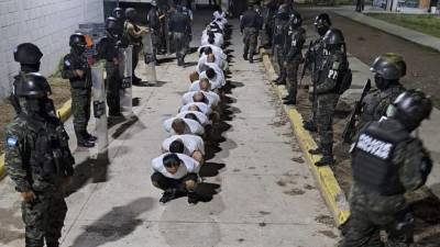 Reos de alta peligrosidad en Honduras siendo trasladados de cárcel este 18 de julio de 2023.