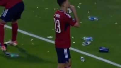 Jefferson Brenes burlándose de los hondureños.