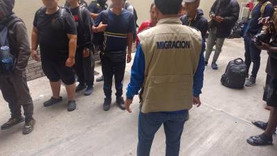 Las autoridades guatemaltecas expulsaron a casi 300 migrantes descubiertos tras cruzar la frontera.