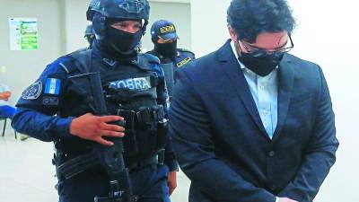 Jesús Valmaña Cruz escoltado por policías y militares recibió ayer el fallo condenatorio.